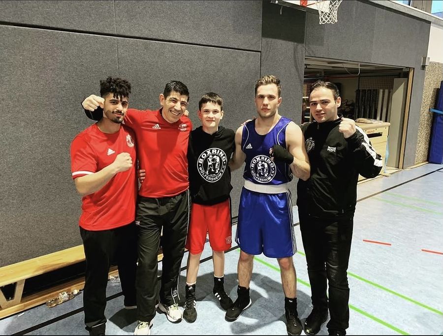 Vadim und Leonid Moskoglo mit Trainerteam nach ihren Siegen beim Newcomer-Turnier, Boxring Wetterau