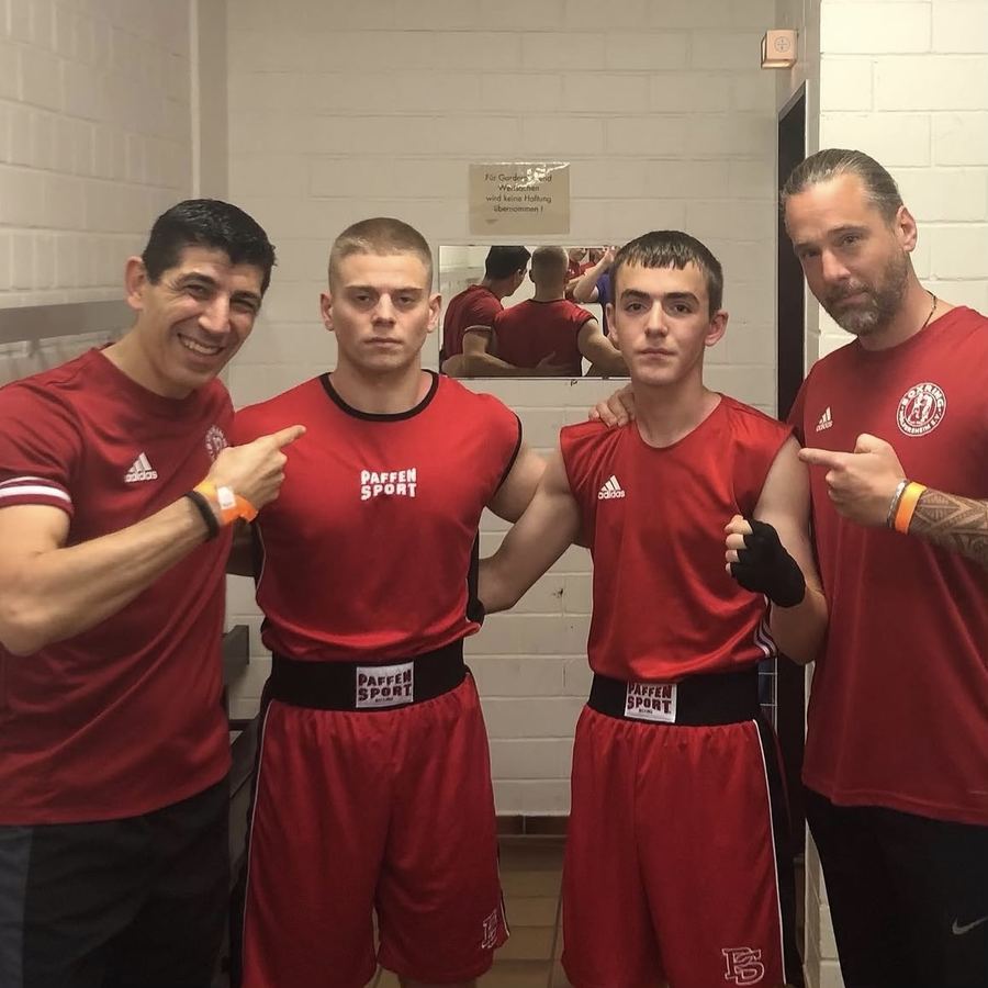 David Gutmann und Mansur Mezhidov mit Trainerteam nach der Wiesecker Boxing Night, Boxring Wetterau