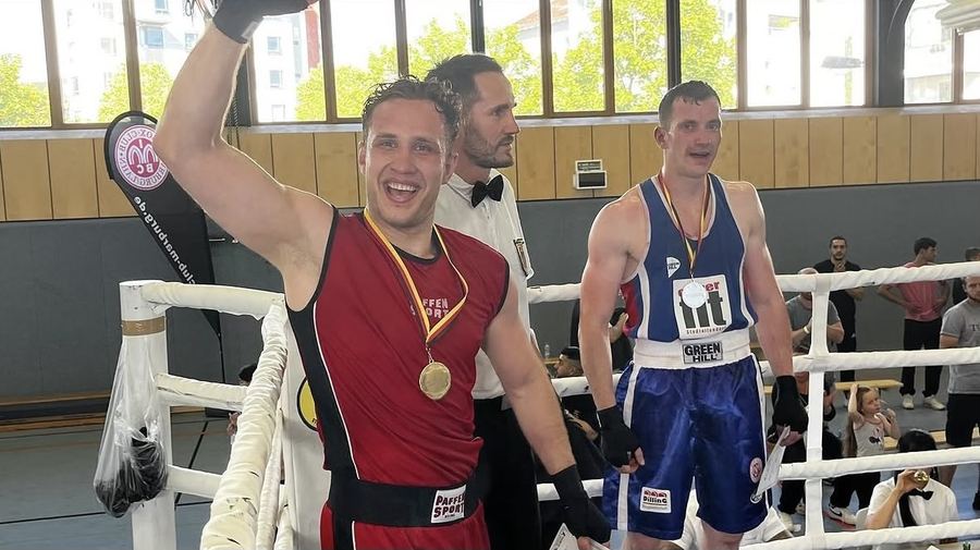 Leonid Moskoglo mit Medaille als Hessenmeister im Cruisergewicht, Boxring Wetterau