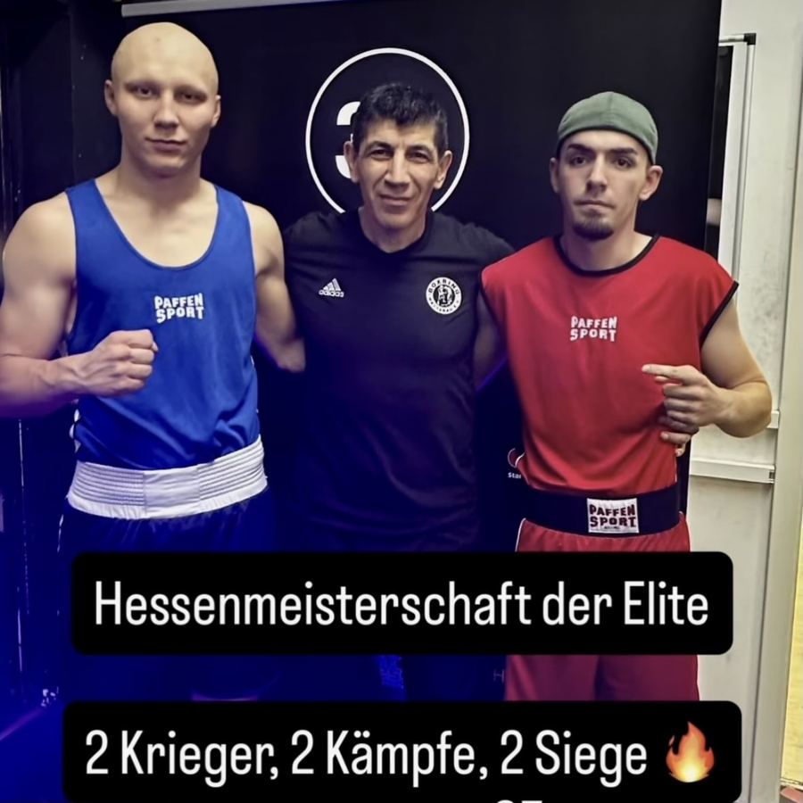 Dominik Deichert, Trainer Ahmet Özcorapci und Mansur Mezhidov nach ihren Siegen bei der Hessenmeisterschaft der Elite in Darmstadt, Boxring Wetterau