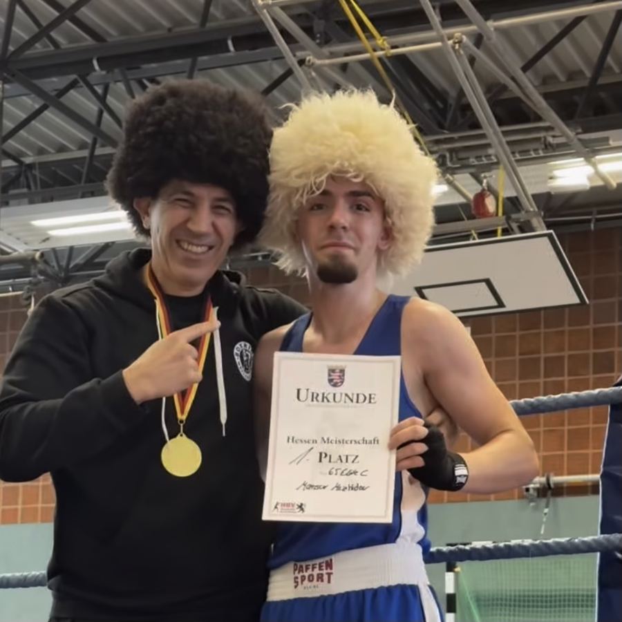 Mansur Mezhidov und Trainer Ahmet Özcorapci nach dem Sieg als Hessenmeister im Weltergewicht (bis 65 kg), Boxring Wetterau