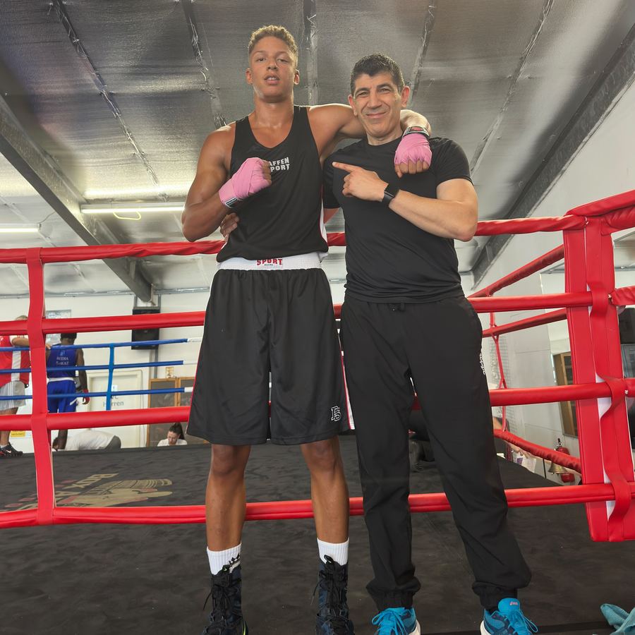 Max Auguste mit Trainer Ahmet Özcorapci nach seinem vierten Sieg im vierten Kampf in Walldorf, Boxring Wetterau